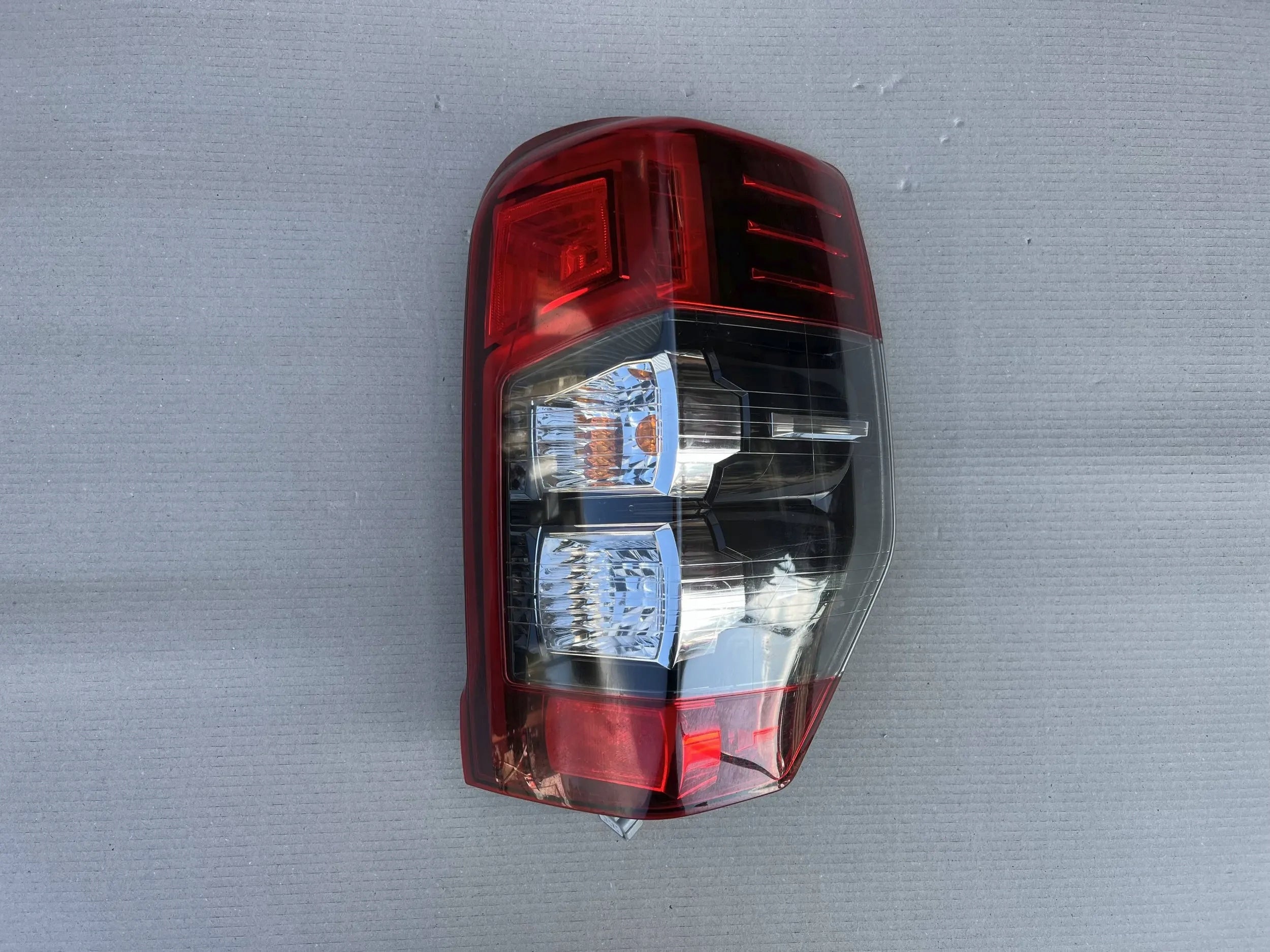 Mitsubishi Delica Rückleuchte Led Links 8330B214 Rearlamp