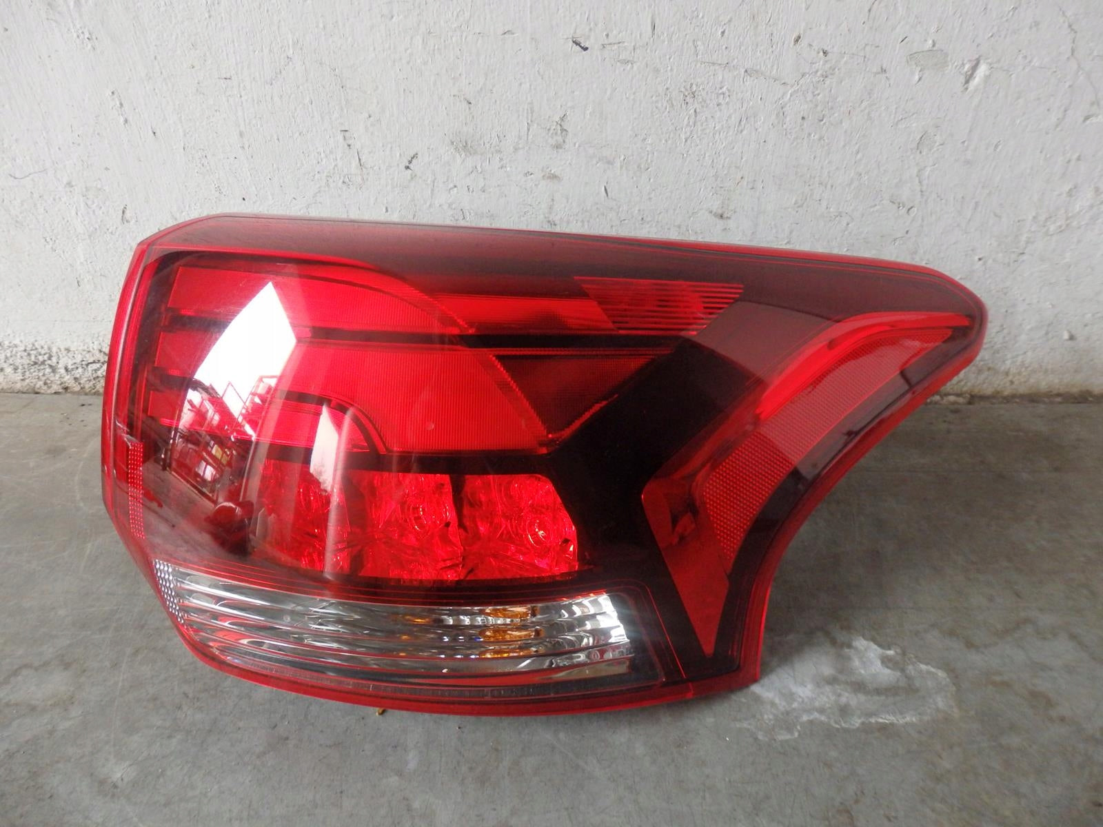 Mitsubishi Outlander tail light LED right rear lamp