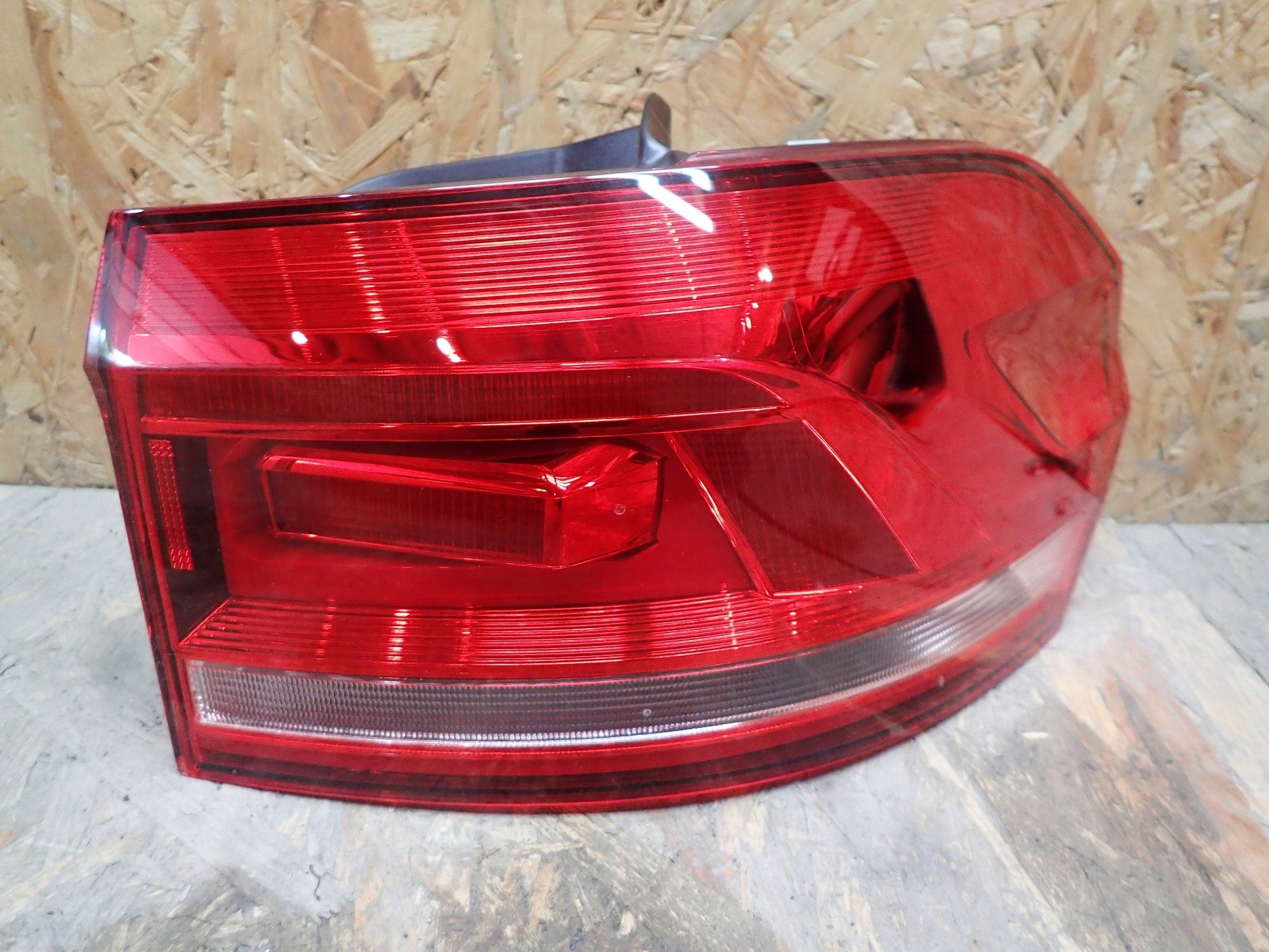 VW Touran Rückleuchte Rechts 5TA945096 Rearlamp